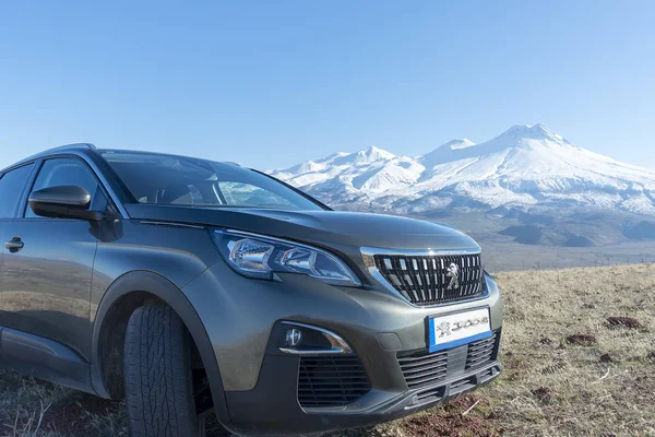 12 Şubat 2019 Turkey.The Suv Peugeot 3008 karlı dağ arka plan ile.