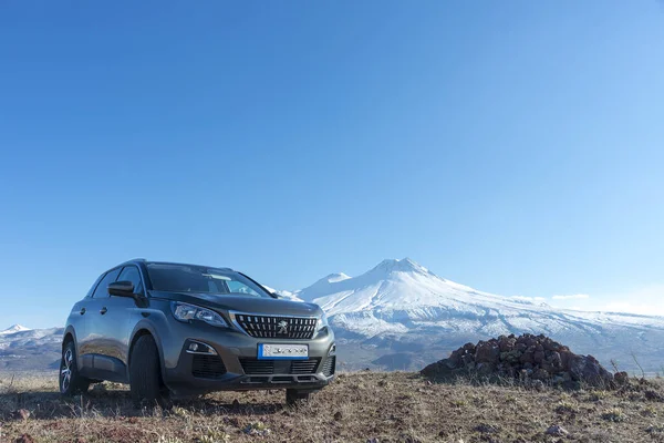 12 Şubat 2019 Turkey.The Suv Peugeot 3008 karlı dağ arka plan ile.
