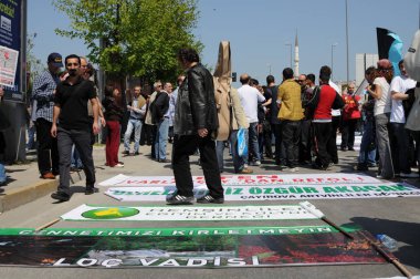 25 Nisan 2010 İstanbulturkey.Protestocular hidroelektrik santrallerine karşı mücadele ediyor.
