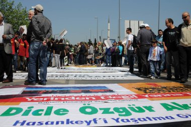 25 Nisan 2010 İstanbulturkey.Protestocular hidroelektrik santrallerine karşı mücadele ediyor.