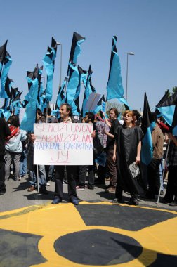 25 Nisan 2010 İstanbulturkey.Protestocular hidroelektrik santrallerine karşı mücadele ediyor.