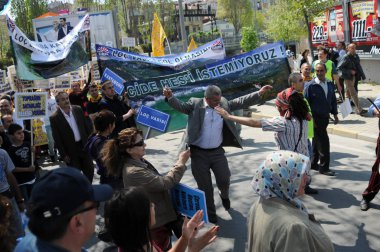 25 Nisan 2010 İstanbulturkey.Protestocular hidroelektrik santrallerine karşı mücadele ediyor.