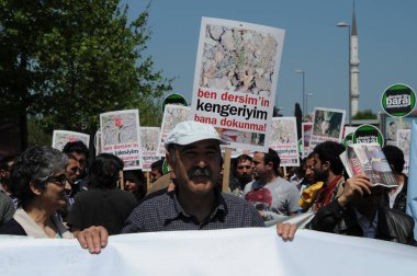 25 Nisan 2010 İstanbulturkey.Protestocular hidroelektrik santrallerine karşı mücadele ediyor.