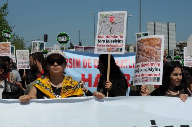 25 Nisan 2010 İstanbulturkey.Protestocular hidroelektrik santrallerine karşı mücadele ediyor.