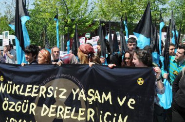 25 Nisan 2010 İstanbulturkey.Protestocular hidroelektrik santrallerine karşı mücadele ediyor.