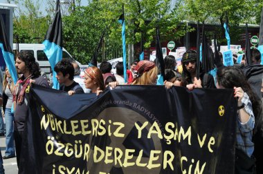 25 Nisan 2010 İstanbulturkey.Protestocular hidroelektrik santrallerine karşı mücadele ediyor.