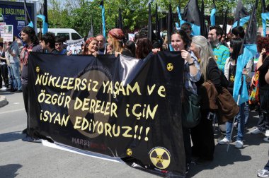 25 Nisan 2010 İstanbulturkey.Protestocular hidroelektrik santrallerine karşı mücadele ediyor.
