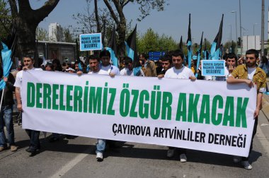 25 Nisan 2010 İstanbulturkey.Protestocular hidroelektrik santrallerine karşı mücadele ediyor.