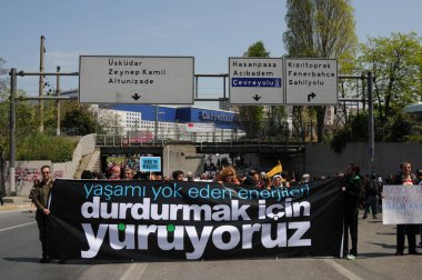 25 Nisan 2010 İstanbulturkey.Protestocular hidroelektrik santrallerine karşı mücadele ediyor.