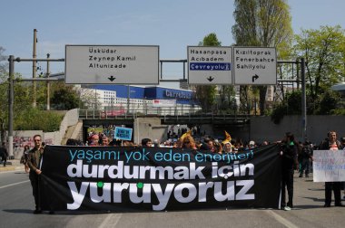 25 Nisan 2010 İstanbulturkey.Protestocular hidroelektrik santrallerine karşı mücadele ediyor.