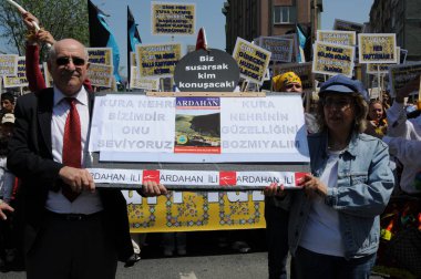 25 Nisan 2010 İstanbulturkey.Protestocular hidroelektrik santrallerine karşı mücadele ediyor.