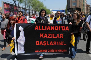 25 Nisan 2010 İstanbulturkey.Protestocular hidroelektrik santrallerine karşı mücadele ediyor.