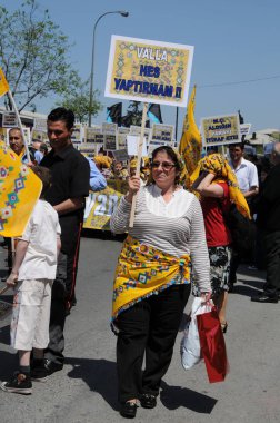25 Nisan 2010 İstanbulturkey.Protestocular hidroelektrik santrallerine karşı mücadele ediyor.