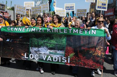 25 Nisan 2010 İstanbulturkey.Protestocular hidroelektrik santrallerine karşı mücadele ediyor.