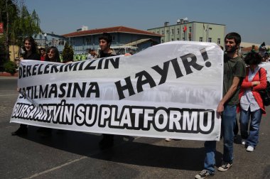 25 Nisan 2010 İstanbulturkey.Protestocular hidroelektrik santrallerine karşı mücadele ediyor.