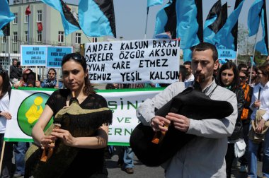 25 Nisan 2010 İstanbulturkey.Protestocular hidroelektrik santrallerine karşı mücadele ediyor.