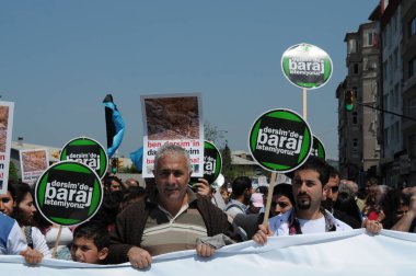 25 Nisan 2010 İstanbulturkey.Protestocular hidroelektrik santrallerine karşı mücadele ediyor.