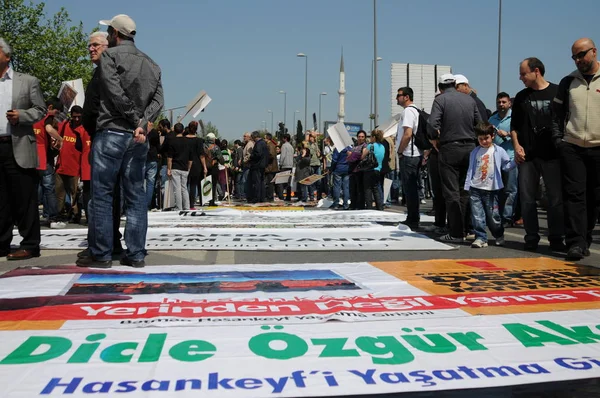 25 Nisan 2010 İstanbulturkey.Protestocular hidroelektrik santrallerine karşı mücadele ediyor.