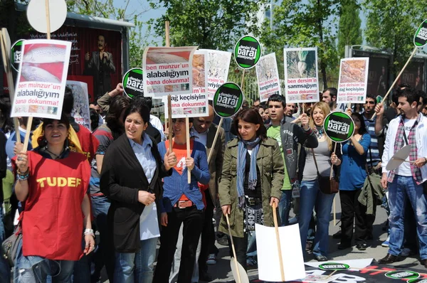 April 2010 Istanbulturkey Demonstranten Worstelen Tegen Waterkrachtcentrales — Stockfoto