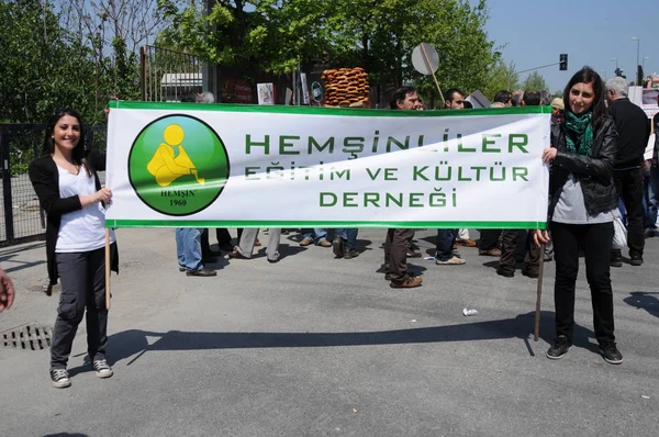 25 Nisan 2010 İstanbulturkey.Protestocular hidroelektrik santrallerine karşı mücadele ediyor.