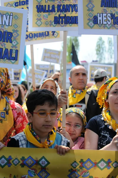 25 Nisan 2010 İstanbulturkey.Protestocular hidroelektrik santrallerine karşı mücadele ediyor.