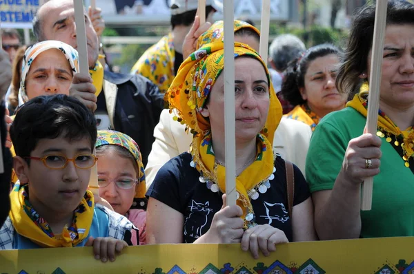 25 Nisan 2010 İstanbulturkey.Protestocular hidroelektrik santrallerine karşı mücadele ediyor.
