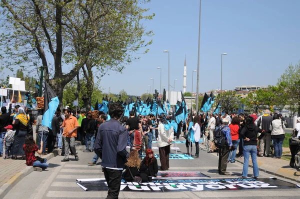 25 Nisan 2010 İstanbulturkey.Protestocular hidroelektrik santrallerine karşı mücadele ediyor.