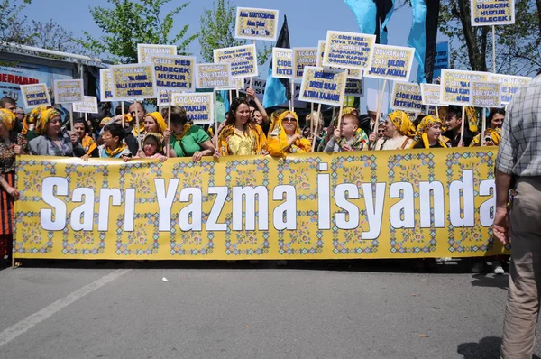 25 Nisan 2010 İstanbulturkey.Protestocular hidroelektrik santrallerine karşı mücadele ediyor.