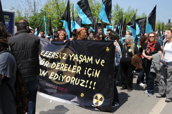 25 Nisan 2010 İstanbulturkey.Protestocular hidroelektrik santrallerine karşı mücadele ediyor.