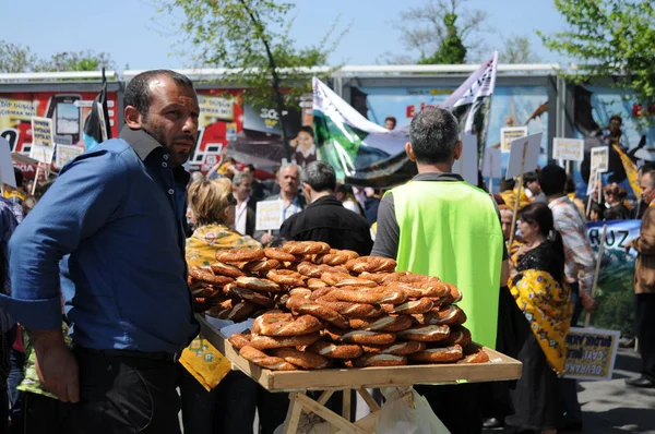 25 Nisan 2010 İstanbulturkey.Protestocular hidroelektrik santrallerine karşı mücadele ediyor.