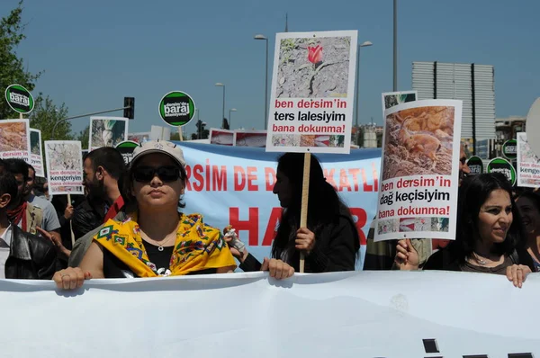 25 Nisan 2010 İstanbulturkey.Protestocular hidroelektrik santrallerine karşı mücadele ediyor.