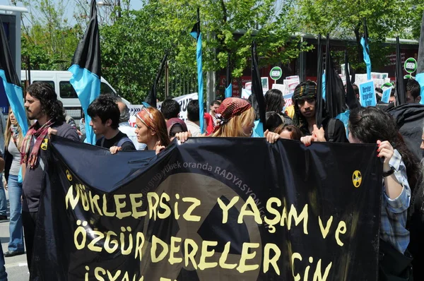 25 Nisan 2010 İstanbulturkey.Protestocular hidroelektrik santrallerine karşı mücadele ediyor.