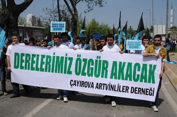 25 Nisan 2010 İstanbulturkey.Protestocular hidroelektrik santrallerine karşı mücadele ediyor.