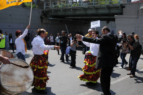 25 Nisan 2010 İstanbulturkey.Protestocular hidroelektrik santrallerine karşı mücadele ediyor.