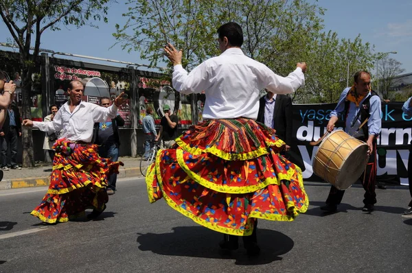 25 Nisan 2010 İstanbulturkey.Protestocular hidroelektrik santrallerine karşı mücadele ediyor.