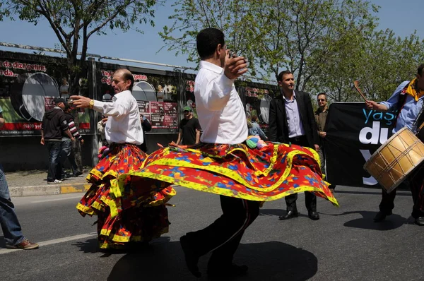 25 Nisan 2010 İstanbulturkey.Protestocular hidroelektrik santrallerine karşı mücadele ediyor.
