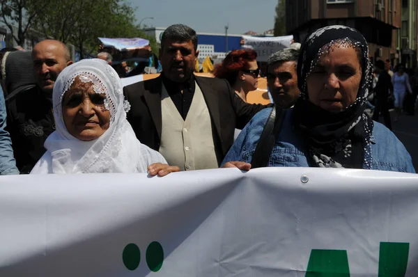25 Nisan 2010 İstanbulturkey.Protestocular hidroelektrik santrallerine karşı mücadele ediyor.