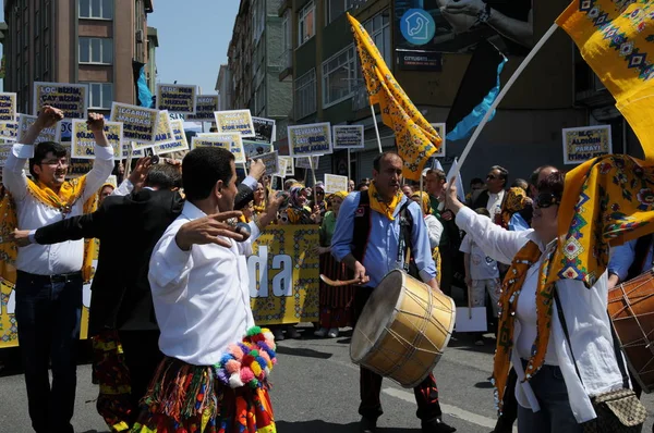 25 Nisan 2010 İstanbulturkey.Protestocular hidroelektrik santrallerine karşı mücadele ediyor.