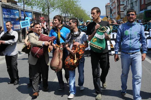 25 Nisan 2010 İstanbulturkey.Protestocular hidroelektrik santrallerine karşı mücadele ediyor.