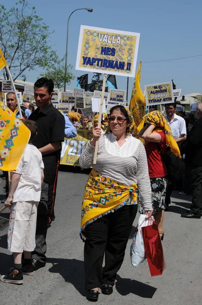 25 Nisan 2010 İstanbulturkey.Protestocular hidroelektrik santrallerine karşı mücadele ediyor.