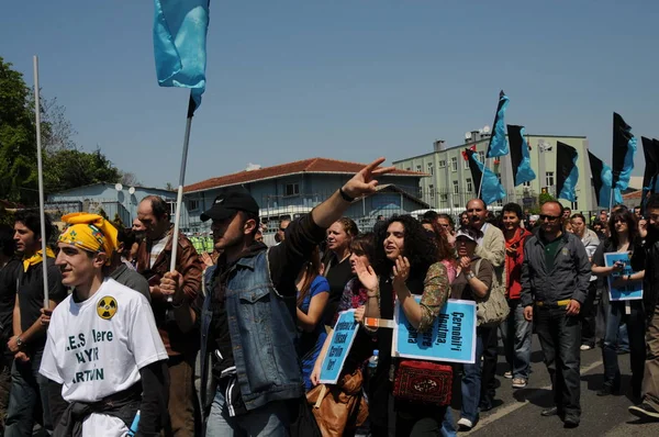 25 Nisan 2010 İstanbulturkey.Protestocular hidroelektrik santrallerine karşı mücadele ediyor.