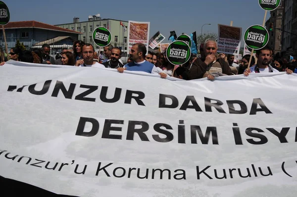 25 Nisan 2010 İstanbulturkey.Protestocular hidroelektrik santrallerine karşı mücadele ediyor.