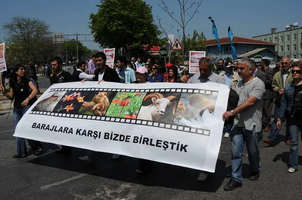 25 Nisan 2010 İstanbulturkey.Protestocular hidroelektrik santrallerine karşı mücadele ediyor.