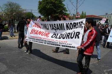 25 Nisan 2010 İstanbulturkey.Protestocular hidroelektrik santrallerine karşı mücadele ediyor.
