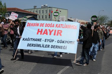 25 Nisan 2010 İstanbulturkey.Protestocular hidroelektrik santrallerine karşı mücadele ediyor.