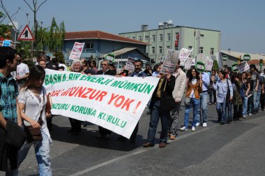 25 Nisan 2010 İstanbulturkey.Protestocular hidroelektrik santrallerine karşı mücadele ediyor.