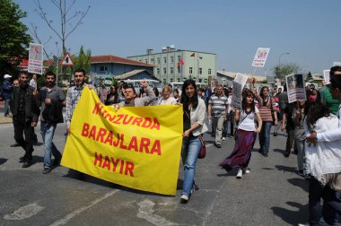 25 Nisan 2010 İstanbulturkey.Protestocular hidroelektrik santrallerine karşı mücadele ediyor.