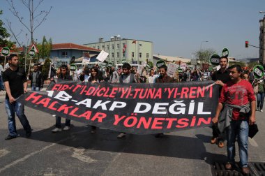 25 Nisan 2010 İstanbulturkey.Protestocular hidroelektrik santrallerine karşı mücadele ediyor.