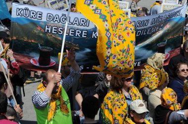 25 Nisan 2010 İstanbulturkey.Protestocular hidroelektrik santrallerine karşı mücadele ediyor.