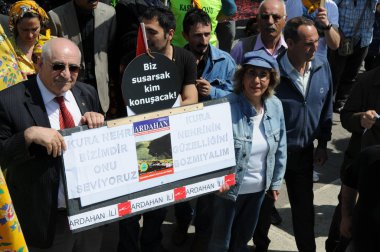 25 Nisan 2010 İstanbulturkey.Protestocular hidroelektrik santrallerine karşı mücadele ediyor.